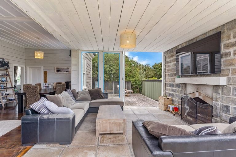 Photo of property in 2 Collingwood Road, Waiuku, 2123