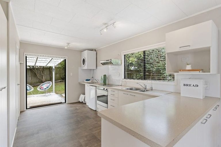 Photo of property in 9 Kupari Place, Totara Vale, Auckland, 0629