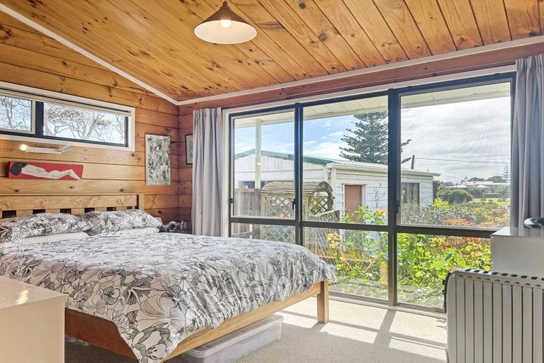 Photo of property in 1a Field Way, Waikanae Beach, Waikanae, 5036