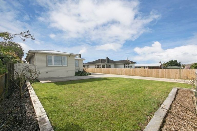 Photo of property in 17 Putini Road, Mangere Bridge, Auckland, 2022