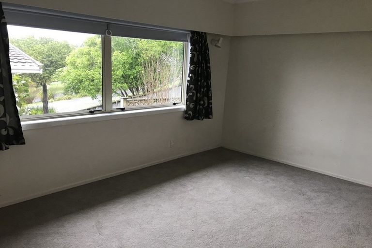 Photo of property in 58 Chivalry Road, Glenfield, Auckland, 0629