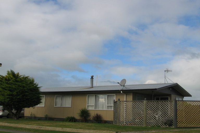 Photo of property in 17 Tait Drive, Greenmeadows, Napier, 4112