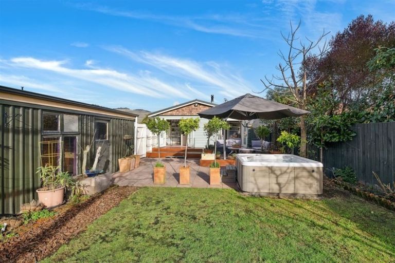 Photo of property in 11 Corson Avenue, Beckenham, Christchurch, 8023