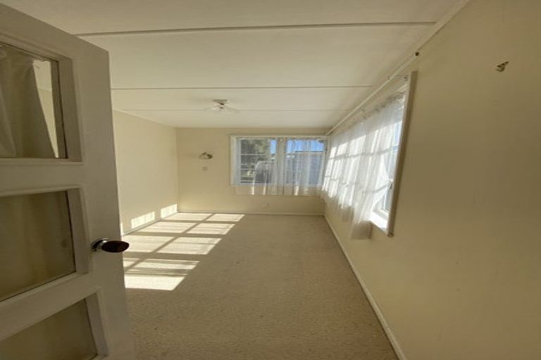 Photo of property in 17 Queenwood Road, Levin, 5510