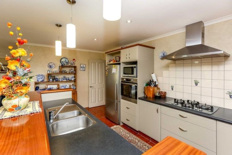 Photo of property in 1 Orlando Close, Frankleigh Park, New Plymouth, 4310