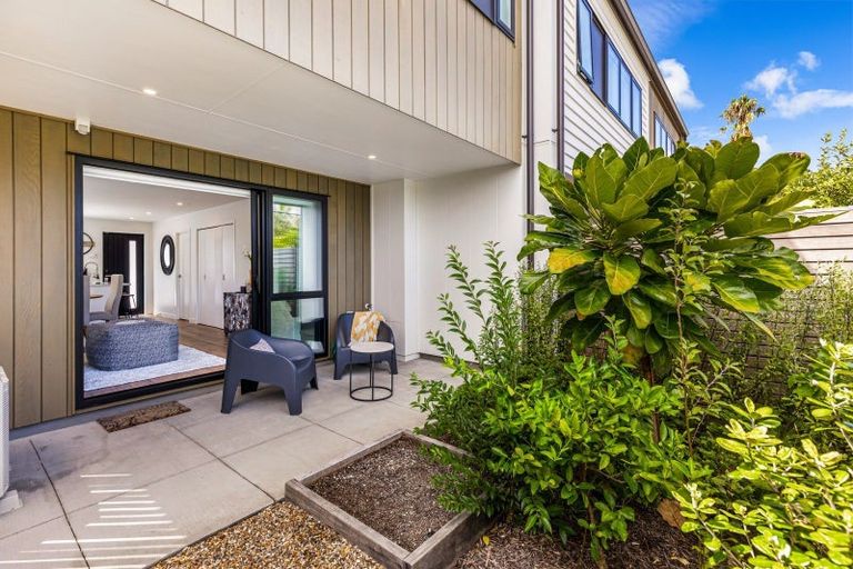 Photo of property in 4/35 Garadice Road, Rothesay Bay, Auckland, 0630