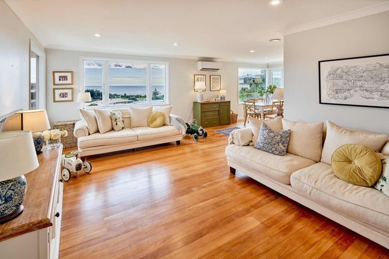 Photo of property in 9 Mana View Road, Paremata, Porirua, 5026