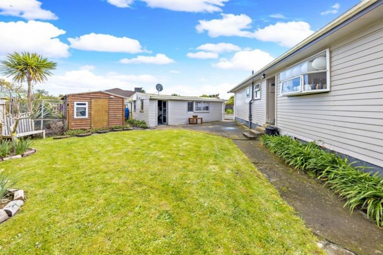 Photo of property in 16 Belgrave Place, Papakura, 2110