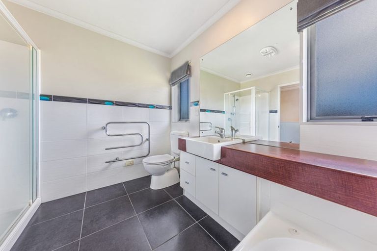Photo of property in 52 Belfry Place, Wattle Downs, Auckland, 2103