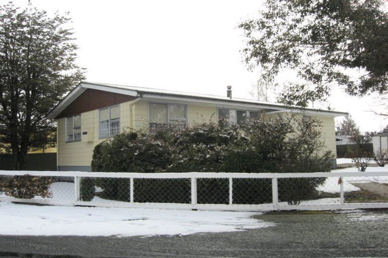 Photo of property in 2 Hunter Crescent, Twizel, 7901