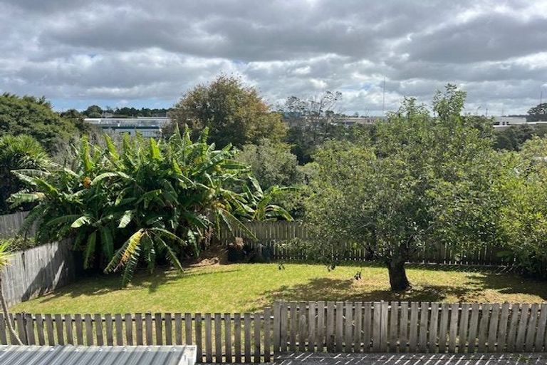 Photo of property in 11 Thomas Rea Place, Te Atatu South, Auckland, 0610