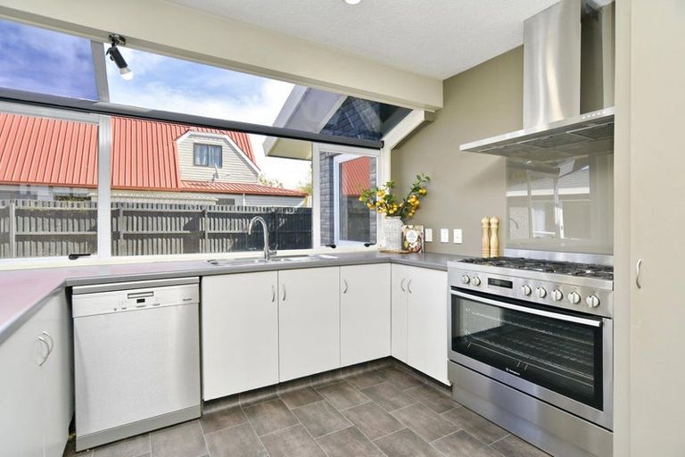 Photo of property in 142 Royal Park Drive, Parklands, Christchurch, 8083