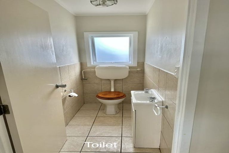 Photo of property in 81 Luckens Road, West Harbour, Auckland, 0618