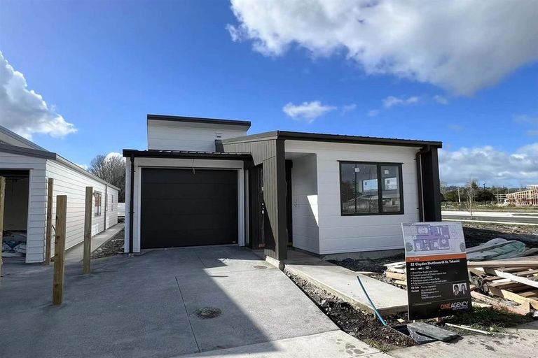 Photo of property in 22 Clayden Shuttleworth Street, Papakura, 2110