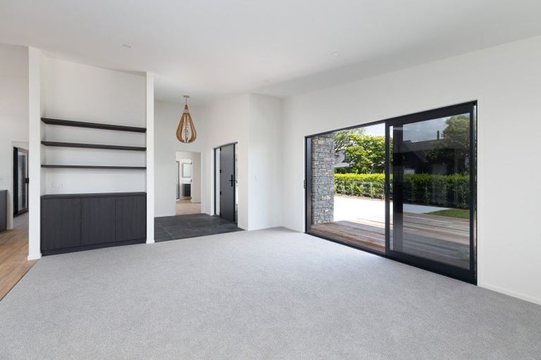 Photo of property in 2 Marsden Place, Hurworth, New Plymouth, 4310