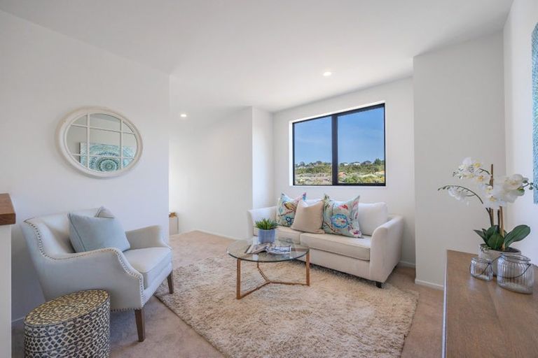 Photo of property in 7/11 Rengarenga Rise, Fairview Heights, Auckland, 0632