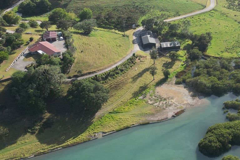 Photo of property in 215 Kempthorne Road, Russell, 0272