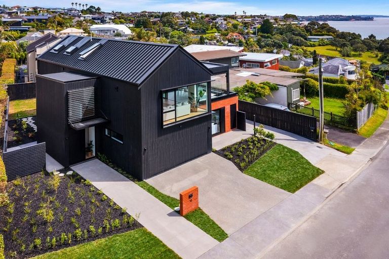 Photo of property in 10 Vaughan Crescent, Murrays Bay, Auckland, 0630