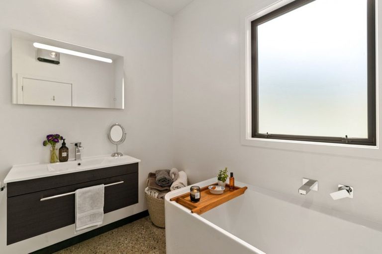 Photo of property in 60 Cunninghams Drive, Jacks Point, Queenstown, 9371