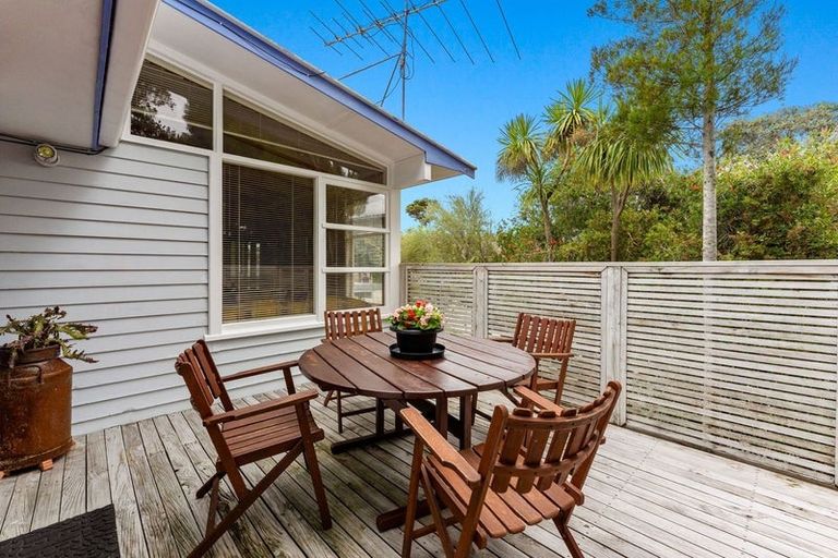 Photo of property in 16 Rosalind Road, Glenfield, Auckland, 0629