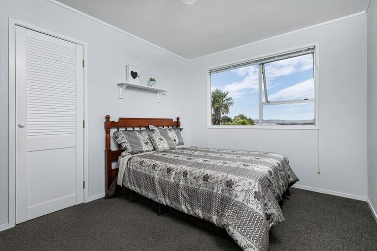 Photo of property in 9 Denver Avenue, Sunnyvale, Auckland, 0612