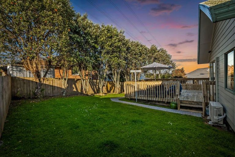 Photo of property in 11 Killygordon Place, Massey, Auckland, 0614