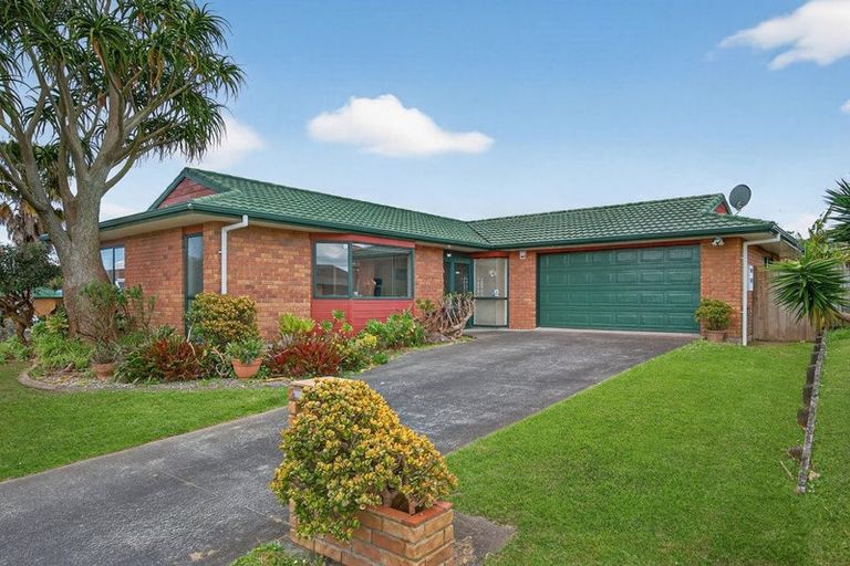 Photo of property in 16 Newbegin Place, Weymouth, Auckland, 2103