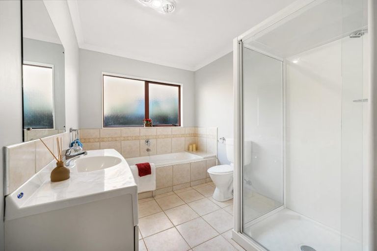 Photo of property in 90a Colwill Road, Massey, Auckland, 0614