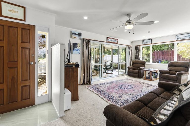 Photo of property in 2 Ashdown Place, Pahurehure, Papakura, 2113