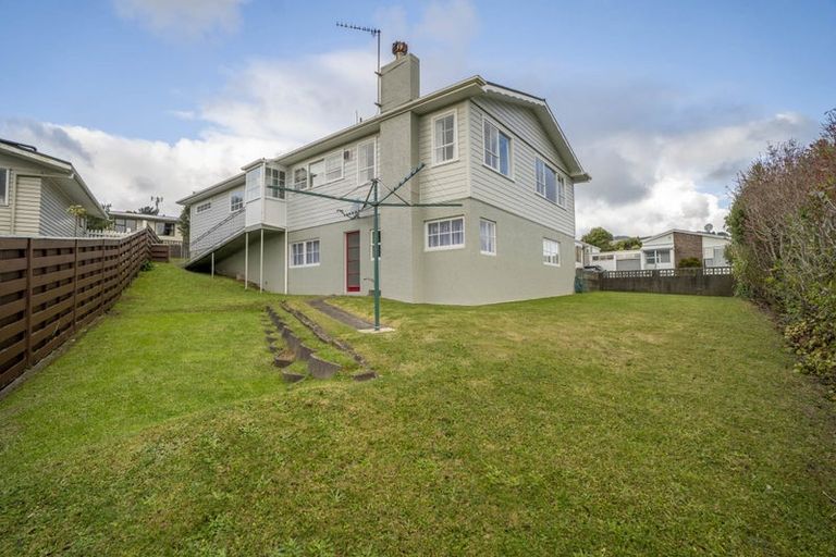 Photo of property in 2 Florio Terrace, Tawa, Wellington, 5028
