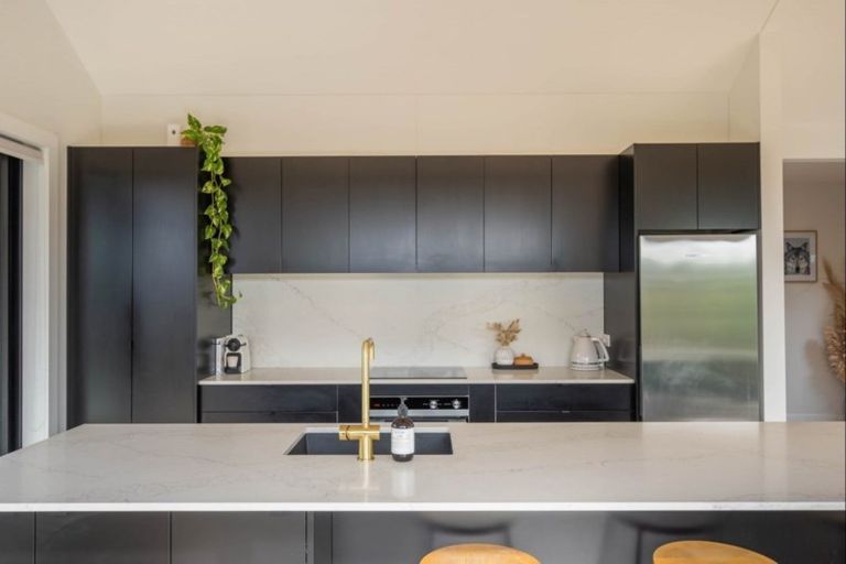 Photo of property in 6 Mahia Lane, Waikanae, 5036