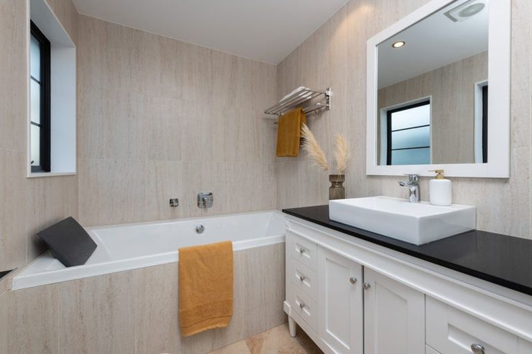 Photo of property in 25a Rothesay Bay Road, Rothesay Bay, Auckland, 0630