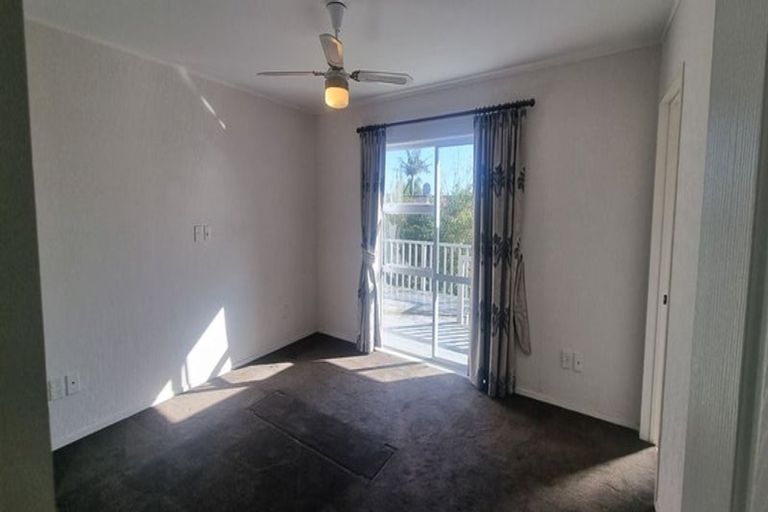 Photo of property in 2 Kerlin Crescent, West Harbour, Auckland, 0618