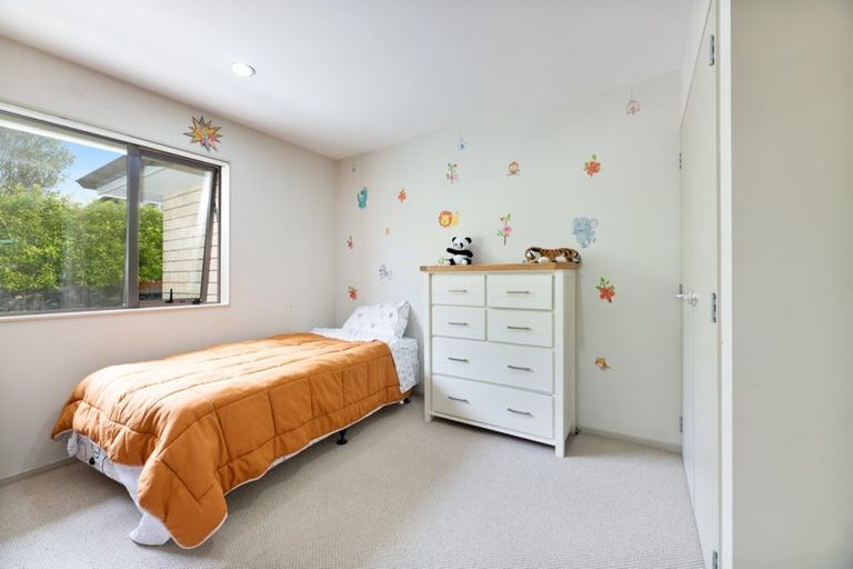 Photo of property in 112 Lake Panorama Drive, Henderson Valley, Auckland, 0612