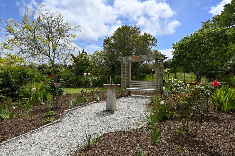 Photo of property in 230 Taupaki Road, Taupaki, Henderson, 0782