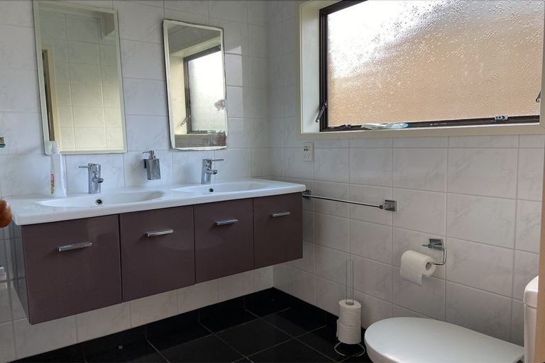 Photo of property in 1/10 Newburn Road, Waiake, Auckland, 0630