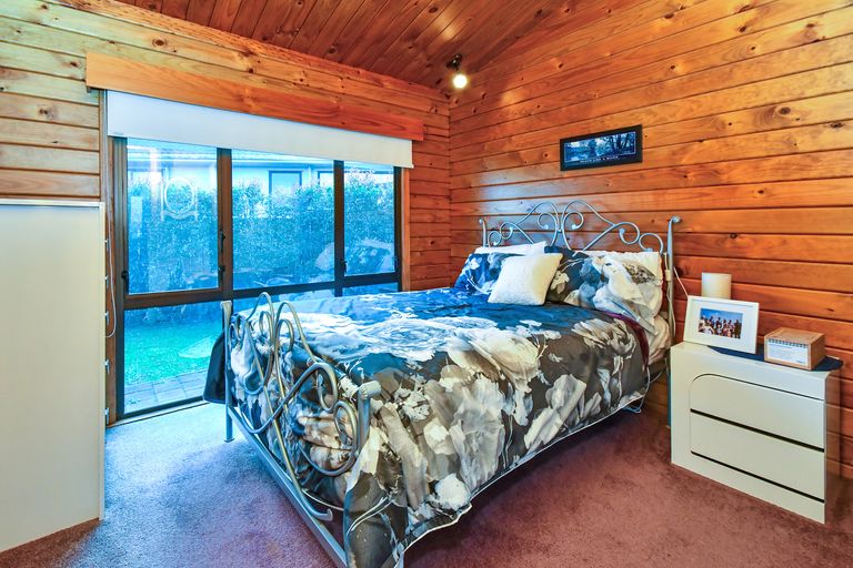 Photo of property in 137 Everglade Drive, Totara Heights, Auckland, 2105