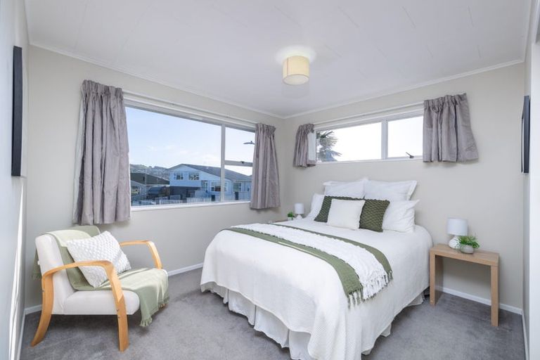 Photo of property in 26 Gloaming Hill, Titahi Bay, Porirua, 5022