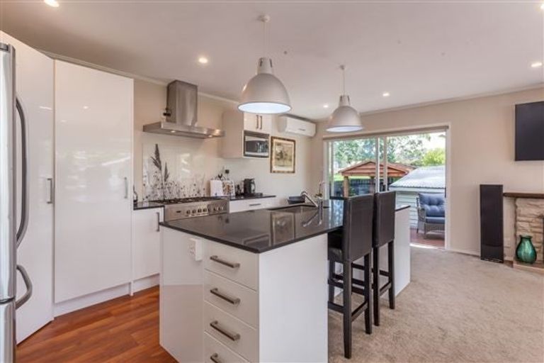 Photo of property in 15 Cajero Place, Green Bay, Auckland, 0604