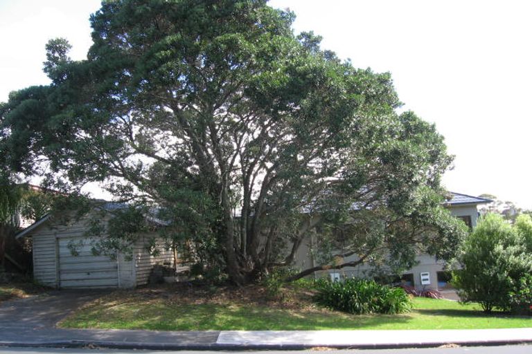 Photo of property in 1/884 Beach Road, Waiake, Auckland, 0630