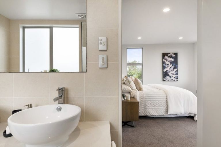 Photo of property in 14 Ilam Lane, Fairview Heights, Auckland, 0632