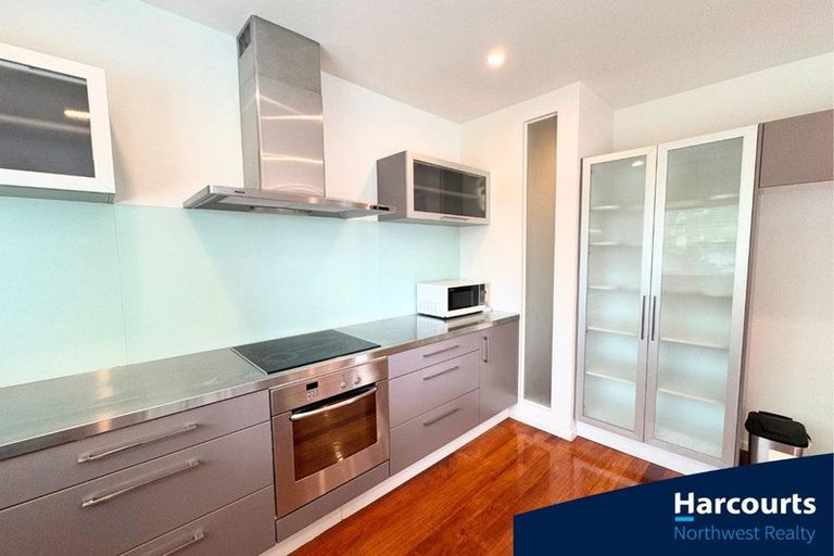Photo of property in 86 Wiseley Road, West Harbour, Auckland, 0618
