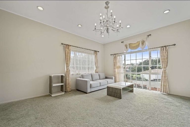 Photo of property in 12 De Havilland Drive, Goodwood Heights, Auckland, 2105