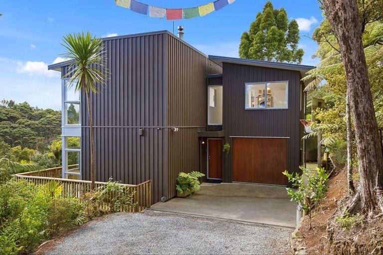 Photo of property in 32 Jonkers Road, Waitakere, Henderson, 0782