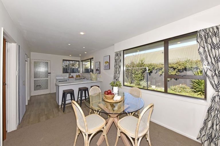 Photo of property in 2/23 Broadfell Avenue, Avonhead, Christchurch, 8042