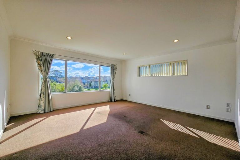 Photo of property in 28 Pin Oak Drive, Schnapper Rock, Auckland, 0632