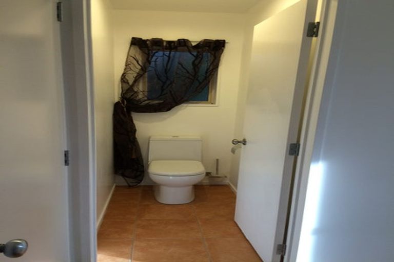 Photo of property in 2/842 East Coast Road, Oteha, Auckland, 0630