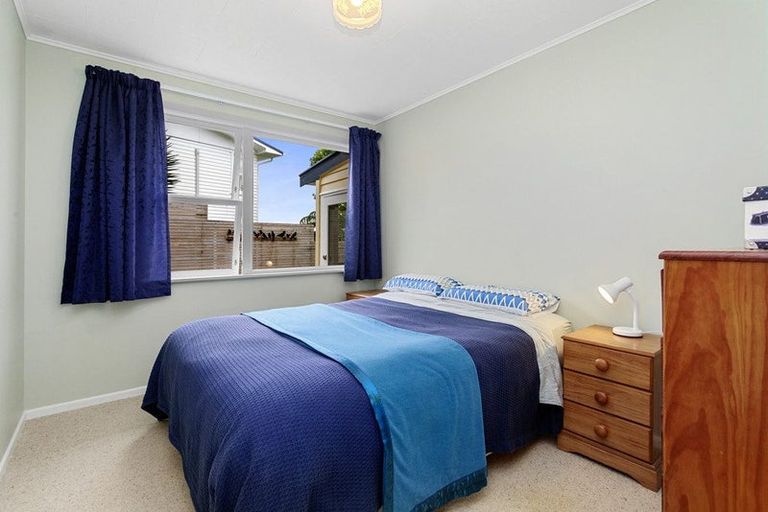 Photo of property in 9 Innes Way, Newlands, Wellington, 6037