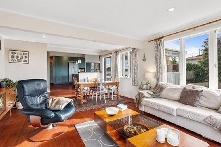 Photo of property in 21 Marae Road, Greenhithe, Auckland, 0632