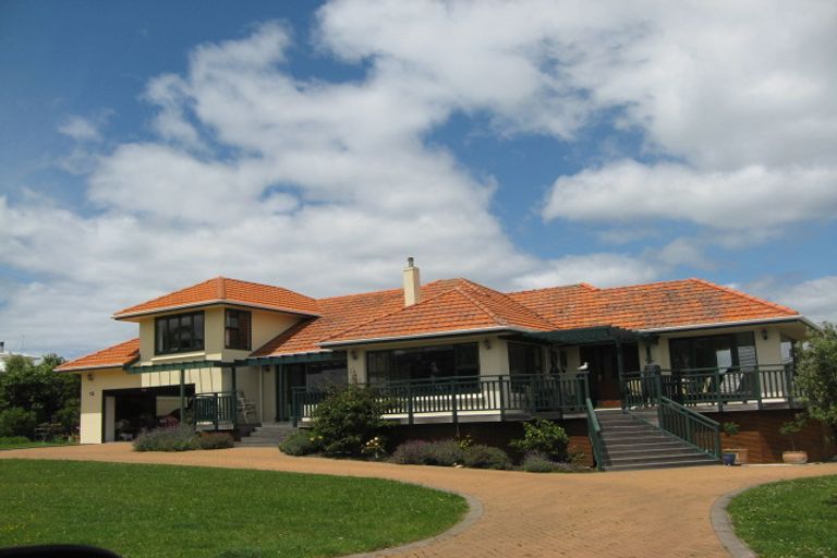 Photo of property in 15 The Crescent, Tindalls Beach, Whangaparaoa, 0930